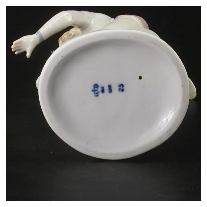 Porcelænsfigur af fodboldspiller (str. 22 cm)