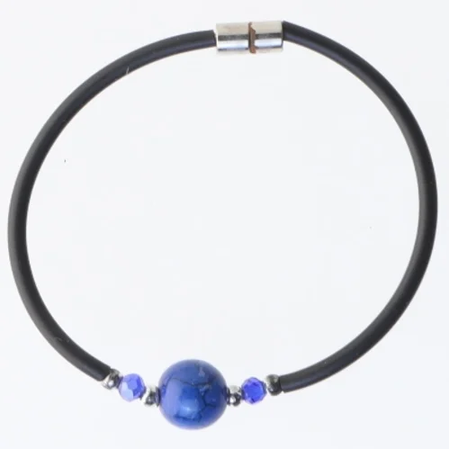 Armbånd med blå perler (str. Ø 6 cm)