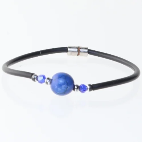 Armbånd med blå perler (str. Ø 6 cm)