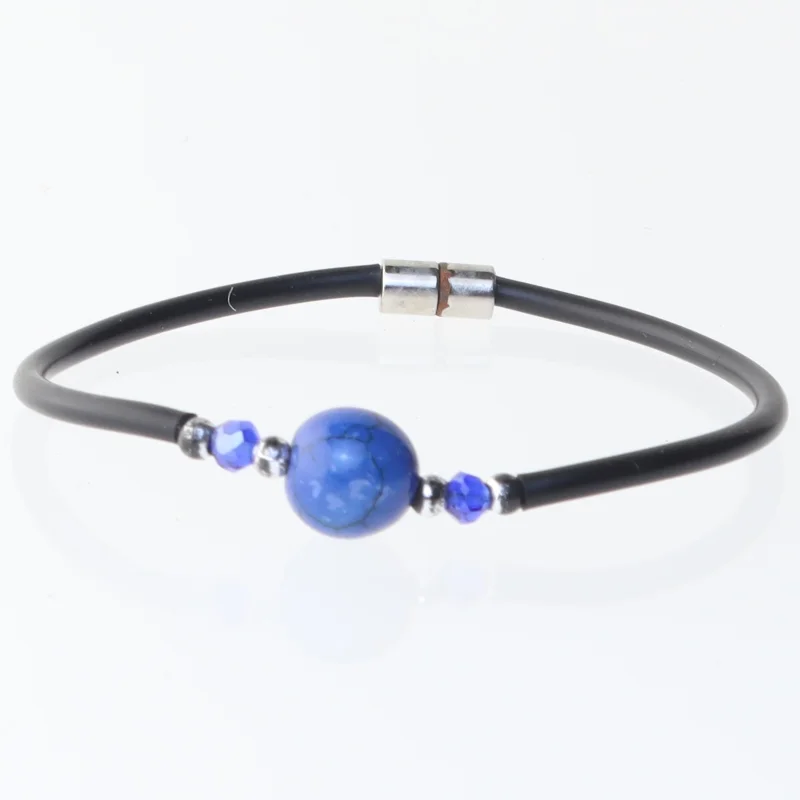 Armbånd med blå perler (str. Ø 6 cm)