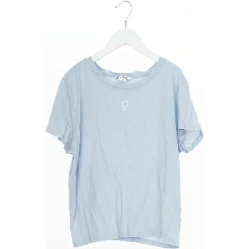 Lyseblå T-shirt med kvindetegn symbol fra Monki (str. M)