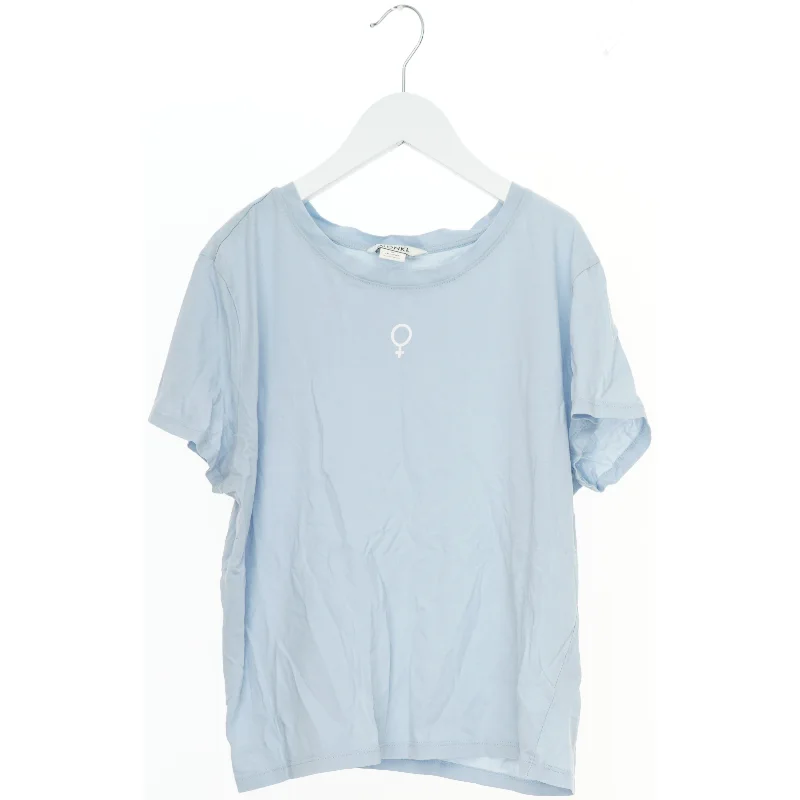 Lyseblå T-shirt med kvindetegn symbol fra Monki (str. M)