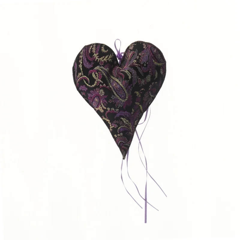 Hjerteformet tekstildekoration med bånd (str. 21 cm)