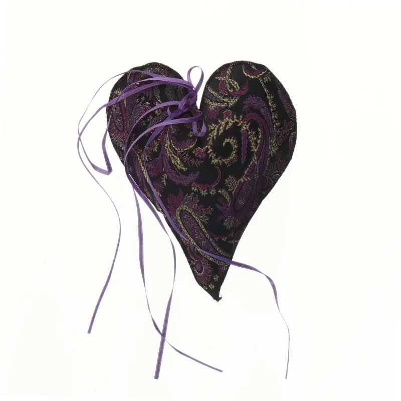 Hjerteformet tekstildekoration med bånd (str. 21 cm)