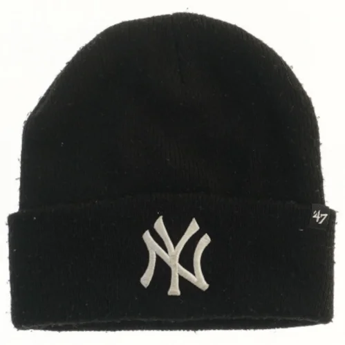 Strikhue med logo fra 47 (str.  bredde: 21 cm)