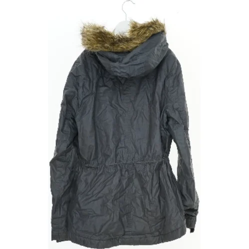 Vinterjakke med hætte og pelsdetaljer fra H&M (str. S)