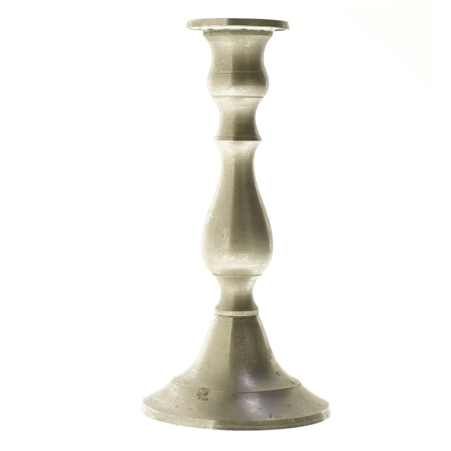 Sølvfarvet lysestage i metal (str. 20 cm)