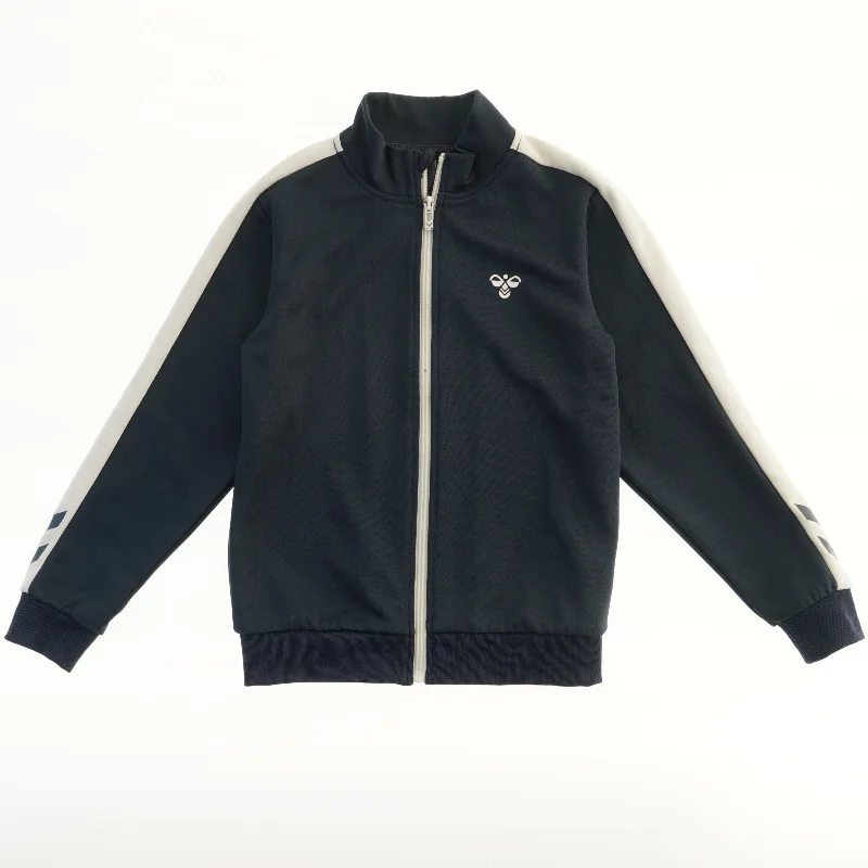 Jakke med lynlås og striber fra Hummel (str. 140)