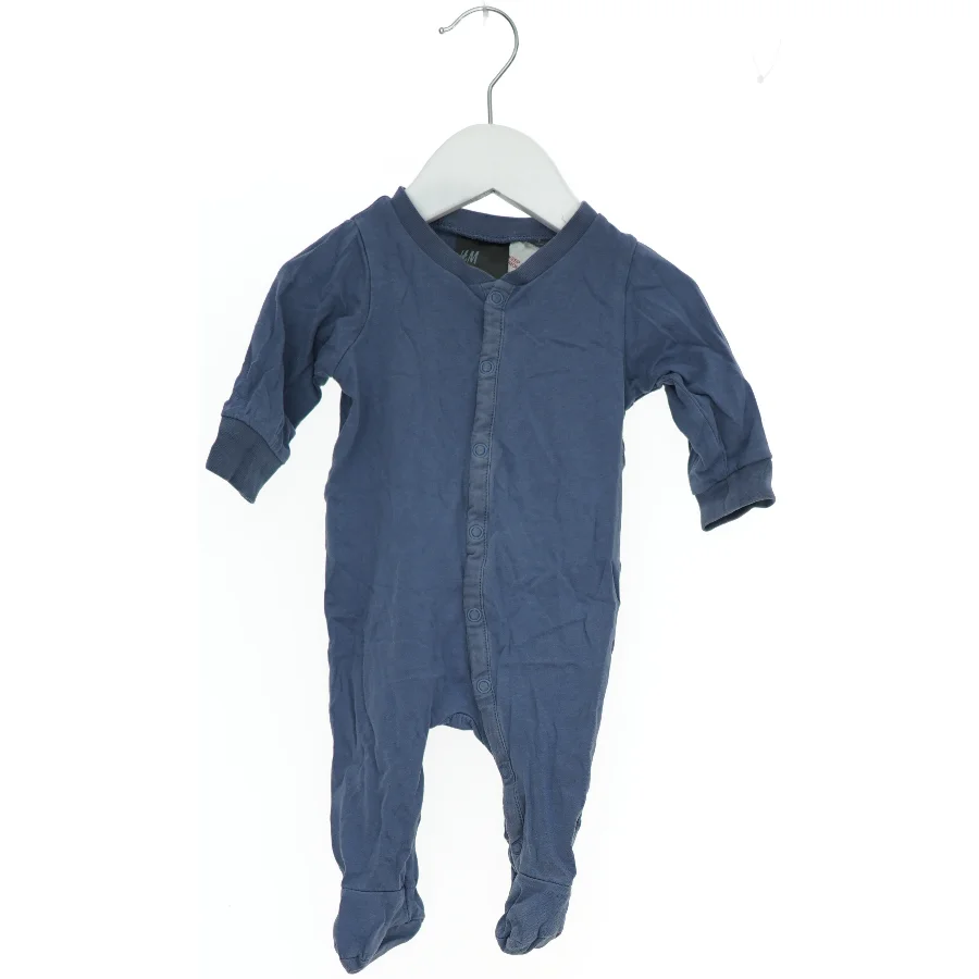Baby heldragt med knapper fra H&M (str. 62)