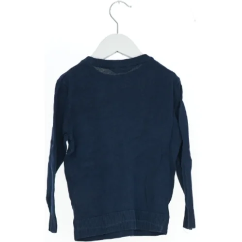 Langærmet mørkeblå trøje fra H&M (str. 104)