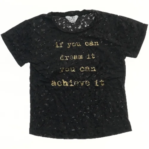 Sort T-shirt med tekst fra Little pieces (str. 122)