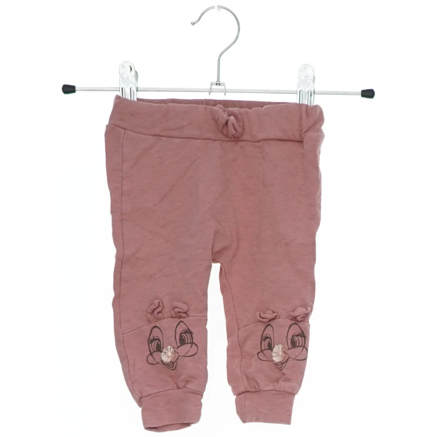 Lyserøde børnebukser med print fra Name It (str. 56)