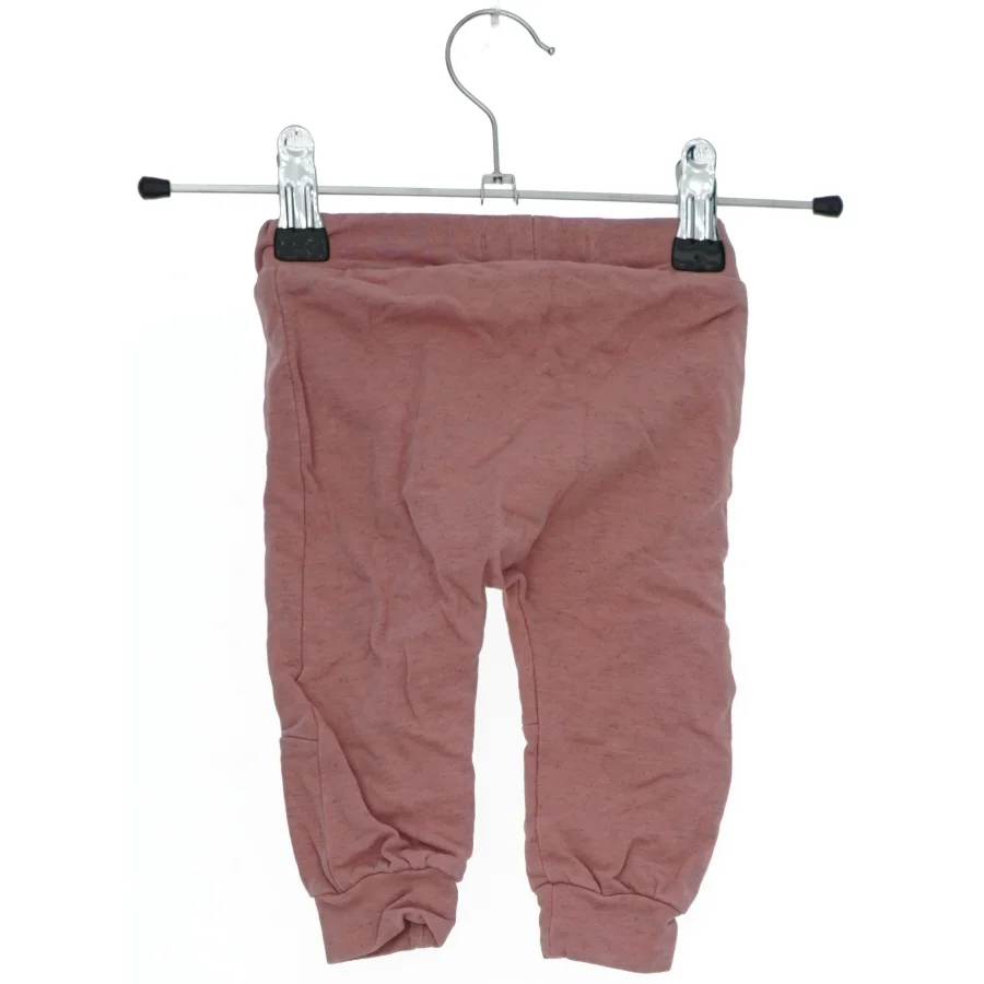 Lyserøde børnebukser med print fra Name It (str. 56)