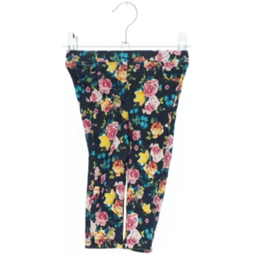 Blomstrede leggings fra DeFacto (str. 74)