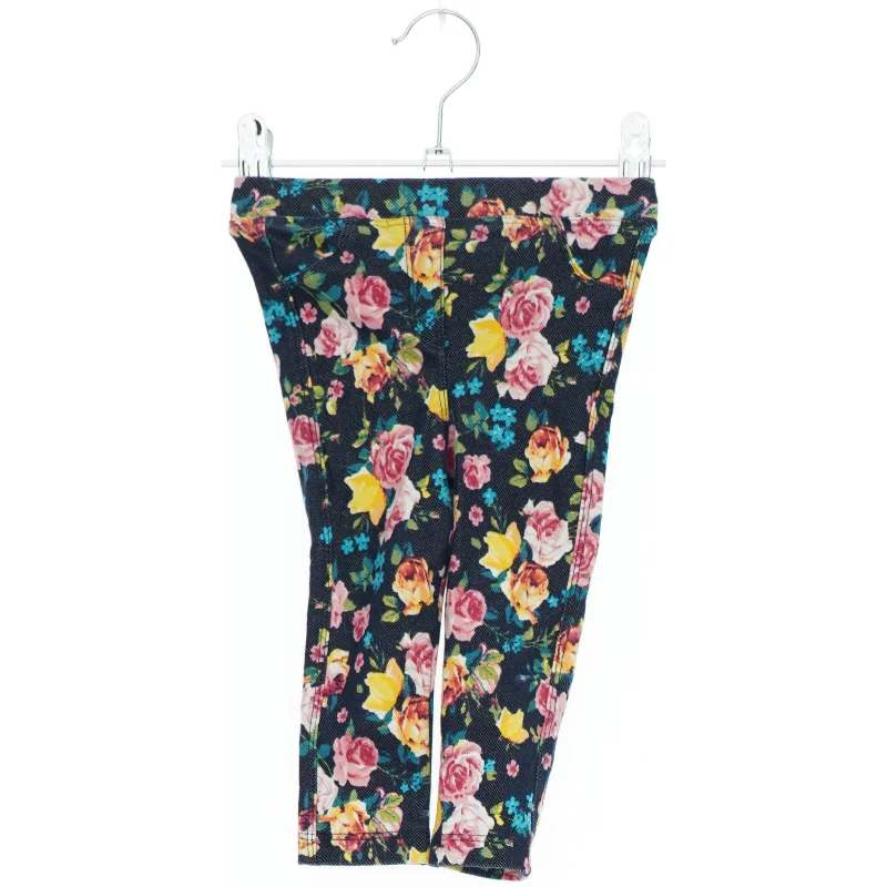 Blomstrede leggings fra DeFacto (str. 74)