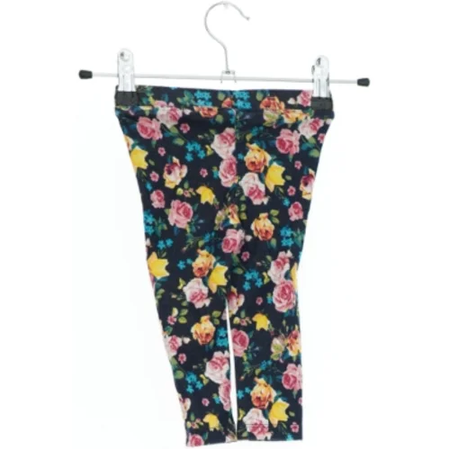 Blomstrede leggings fra DeFacto (str. 74)