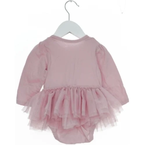 Lyserød bodystocking med tyl og tekst fra The Childrens Place (str. 74)