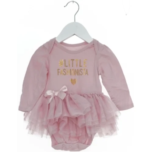 Lyserød bodystocking med tyl og tekst fra The Childrens Place (str. 74)