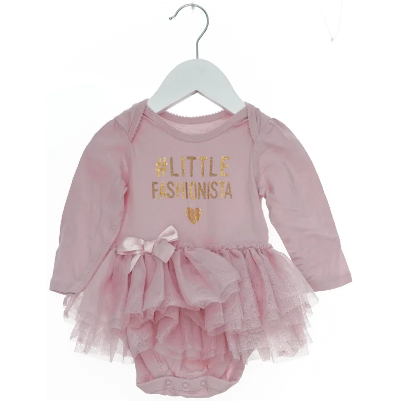 Lyserød bodystocking med tyl og tekst fra The Childrens Place (str. 74)