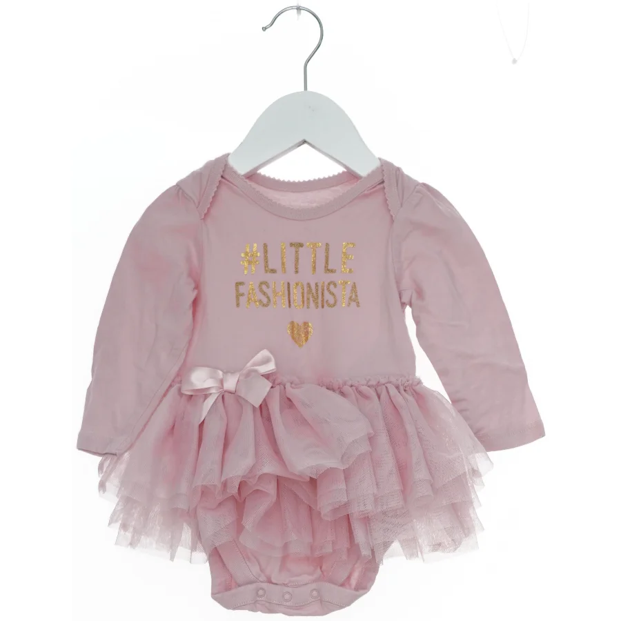 Lyserød bodystocking med tyl og tekst fra The Childrens Place (str. 74)