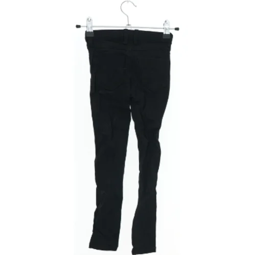 Sorte bukser fra The New (str. 116)