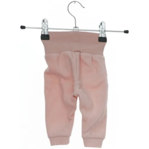 Lyserøde bukser til baby fra H&M (str. 56)