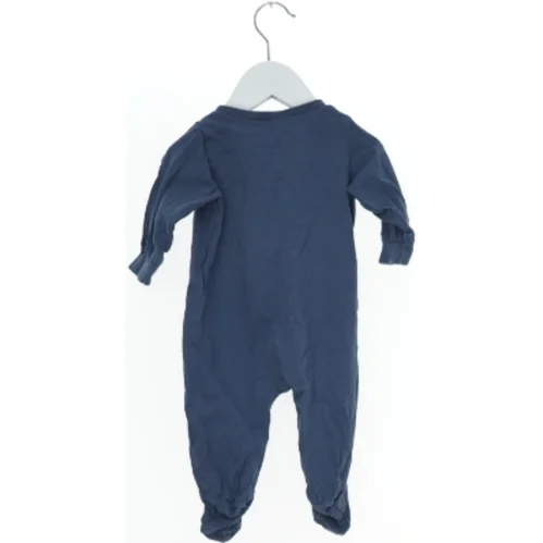 Babydragt med knapper fra H&M (str. 62)