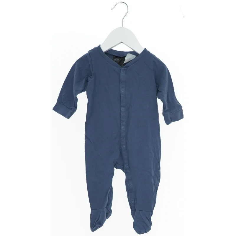 Babydragt med knapper fra H&M (str. 62)