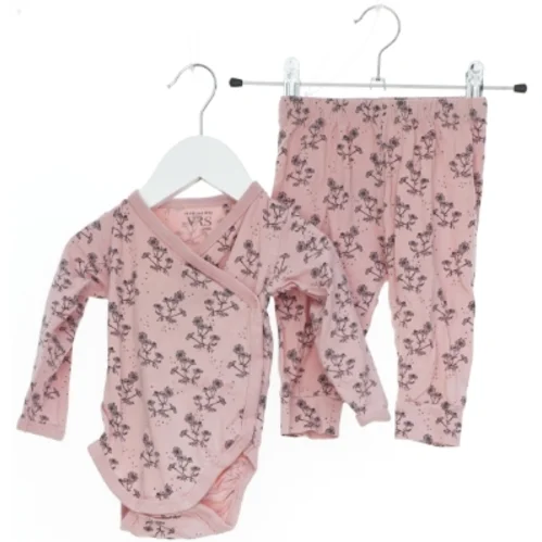 Lyserødt blomsterprint baby sæt fra VRS (str. 68)