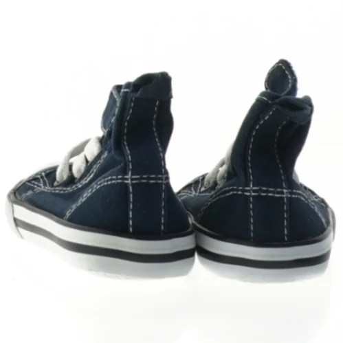 Blå sneakers til børn fra H&M (str. 19 )