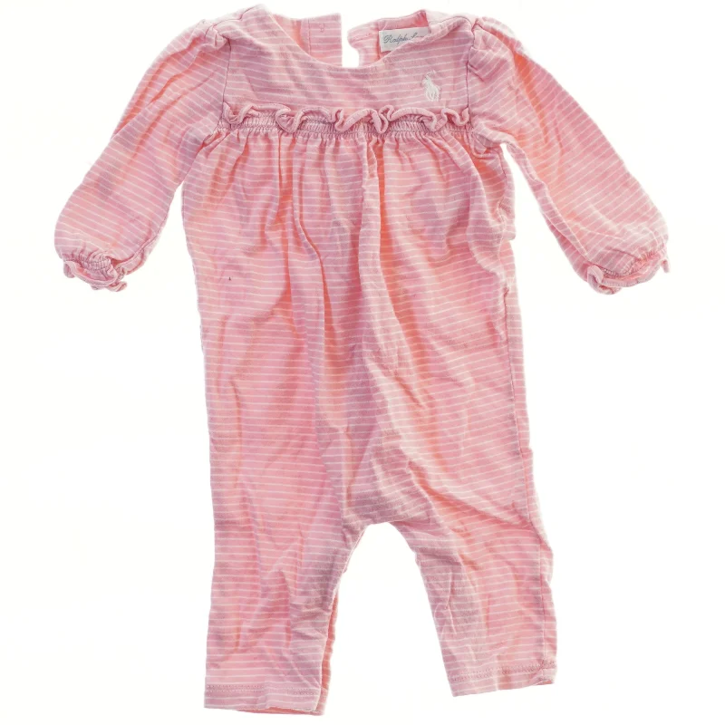 Rosa dragt fra Ralph Lauren (str. 62)