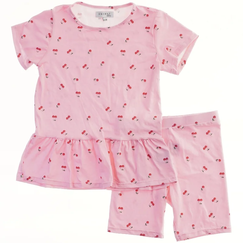 Pink sæt med kirsebærmotiv fra LIBERTÉ Ami (str. 122)