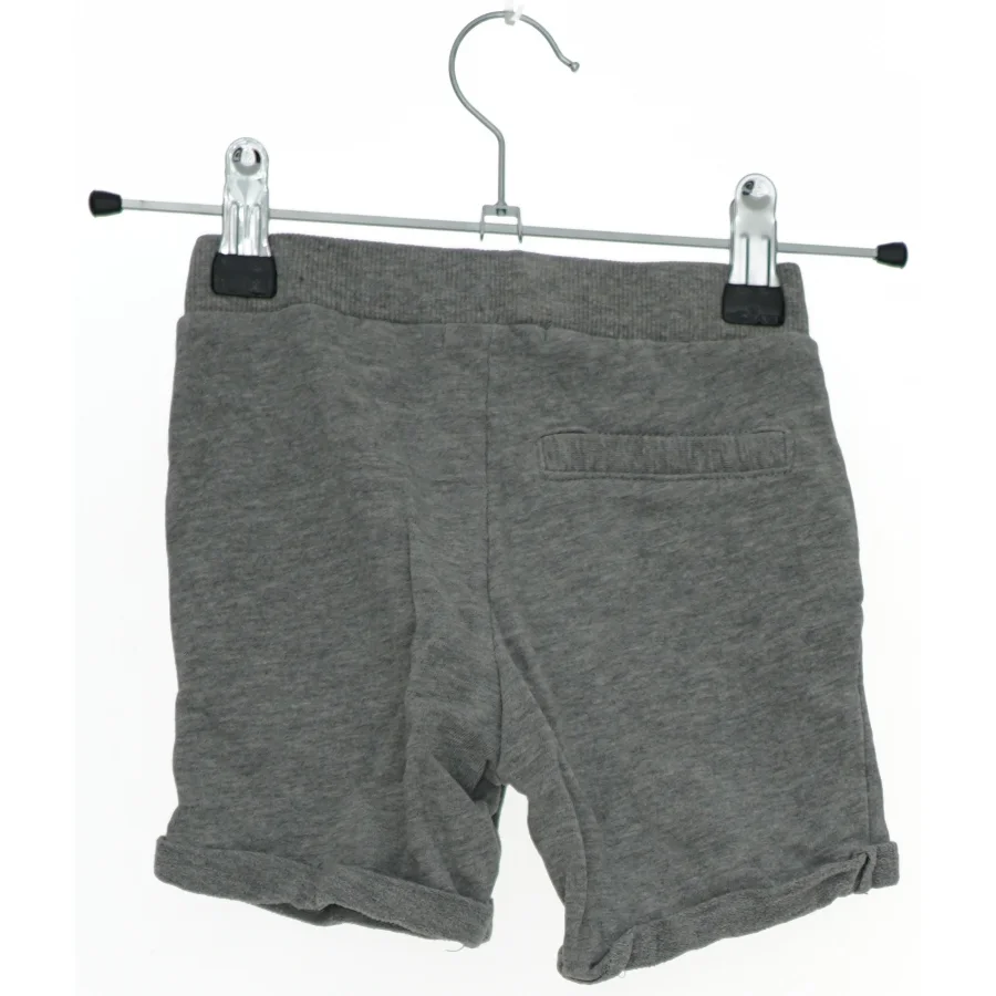 Grå shorts med snøre fra Name It (str. 92)