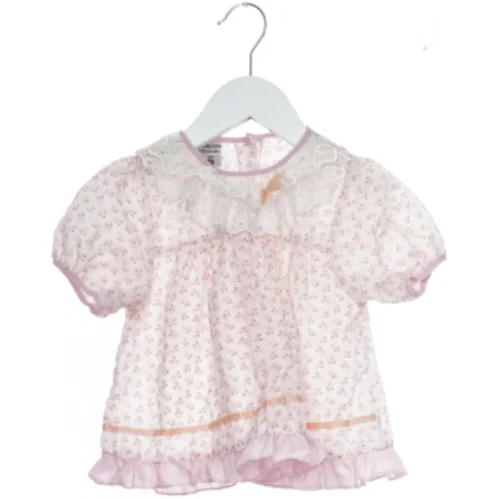 Babybluse med blomsterprint (str. 86)