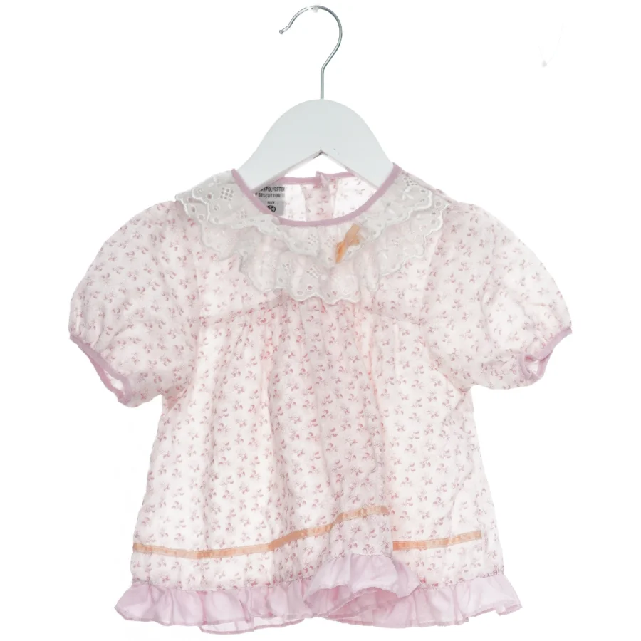 Babybluse med blomsterprint (str. 86)