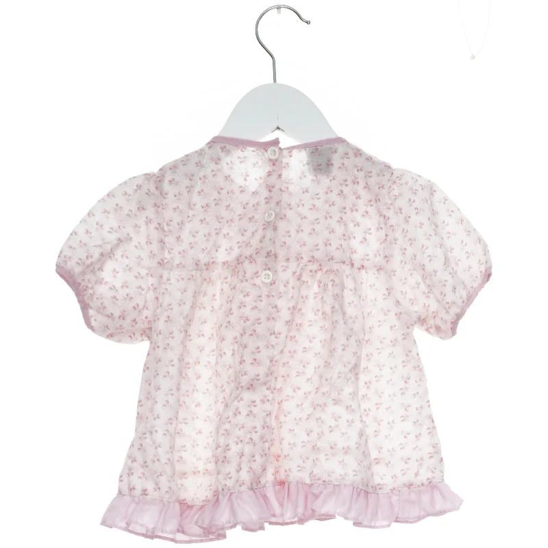 Babybluse med blomsterprint (str. 86)