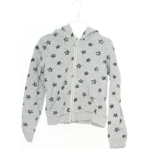 Grå hættetrøje med stjernemønster fra H&M (str. 134)