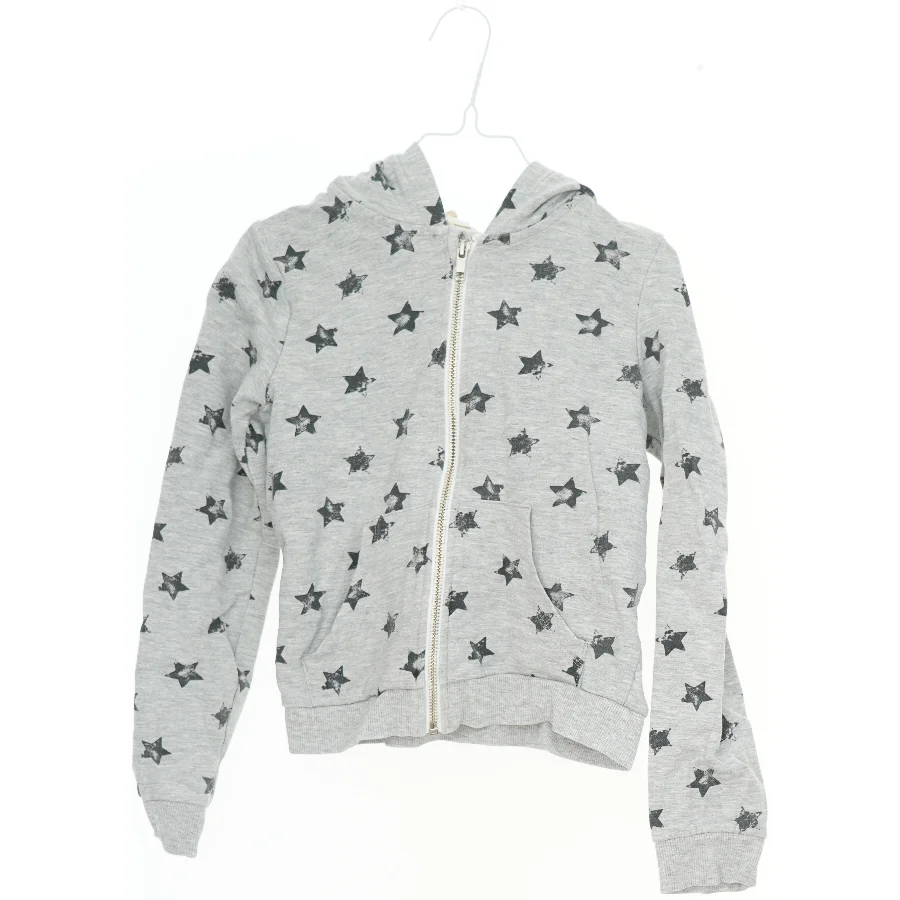 Grå hættetrøje med stjernemønster fra H&M (str. 134)