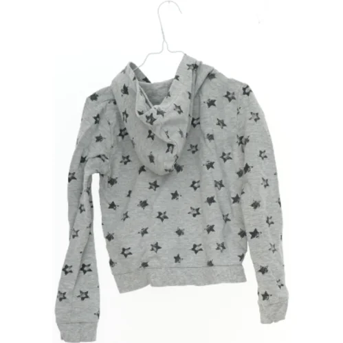 Grå hættetrøje med stjernemønster fra H&M (str. 134)