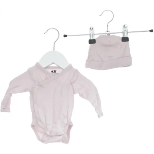 Lyserød bodystocking med hue til nyfødte fra H&M (str. 50)