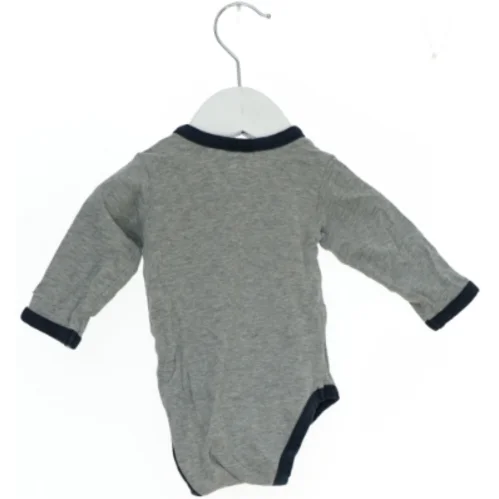 Grå bodystocking med fly print fra Hust and clair (str. 62)