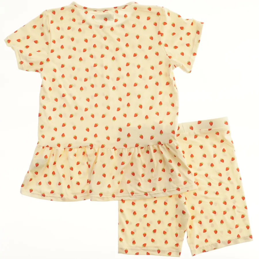 Sommerdragt med jordbærmønster fra LIBERTÉ Ami (str. 122)