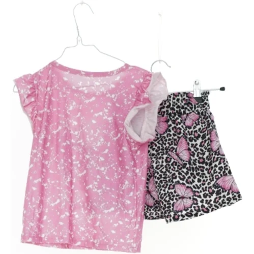 Sæt med sommertrøje og shorts med sommerfugle (str. 110)