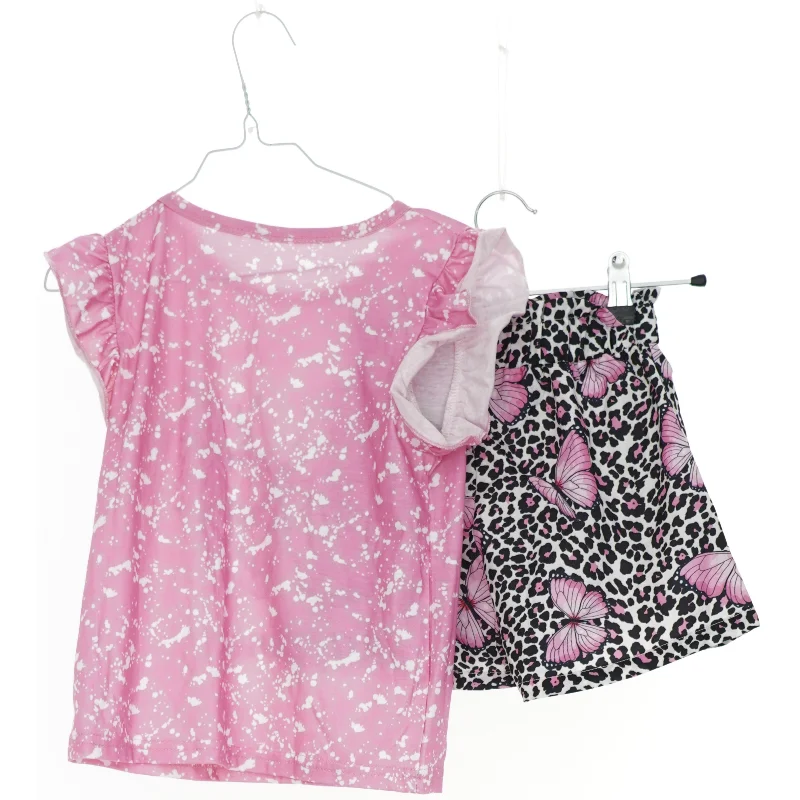 Sæt med sommertrøje og shorts med sommerfugle (str. 110)