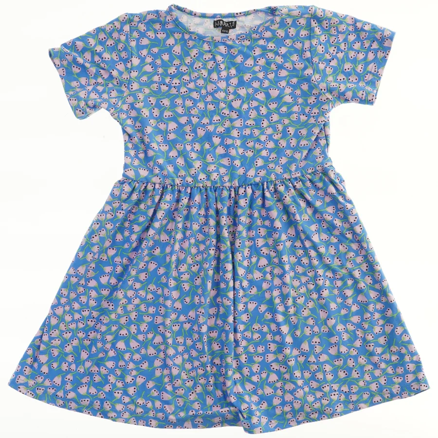 Blå kjole med blomsterprint fra LIBERTÉ Essentiel (str. 110)