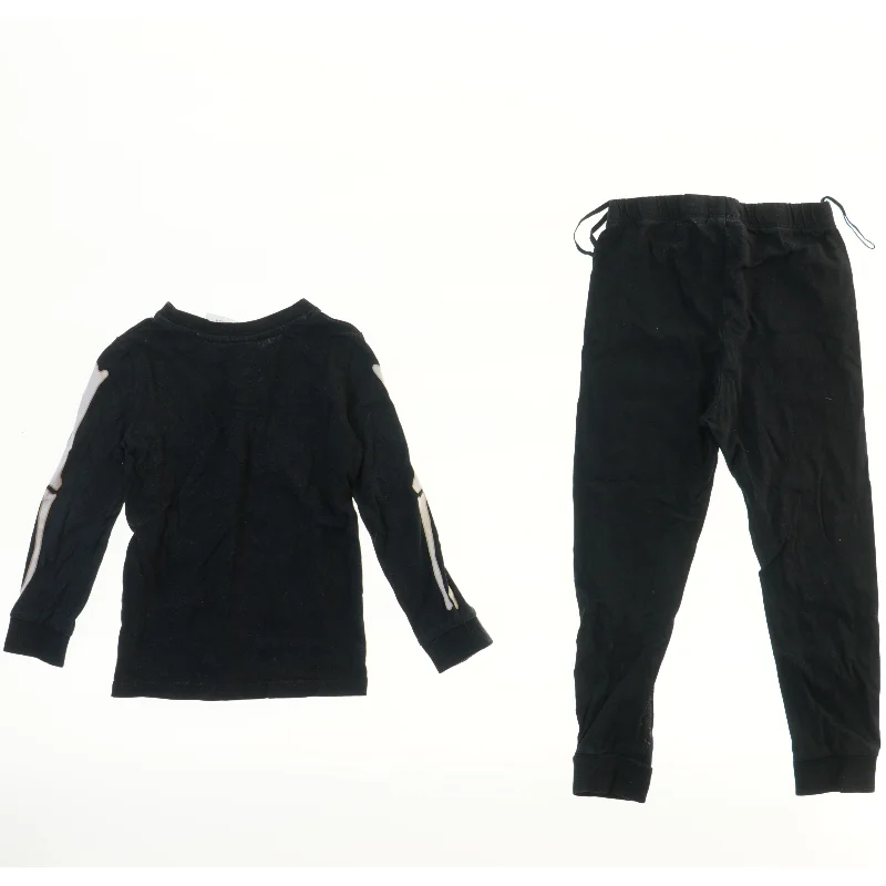 Pyjamas med skeletprint fra H&M (str. 98)