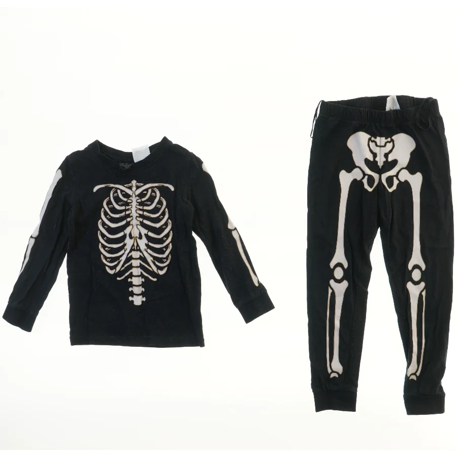 Pyjamas med skeletprint fra H&M (str. 98)