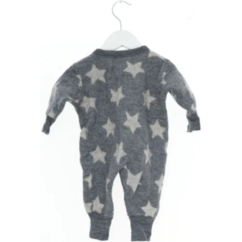 Babysparkedragt med stjernemønster fra Wish Kids (str. 62)