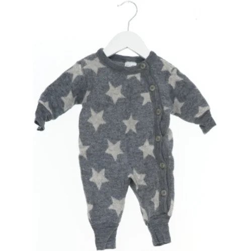 Babysparkedragt med stjernemønster fra Wish Kids (str. 62)