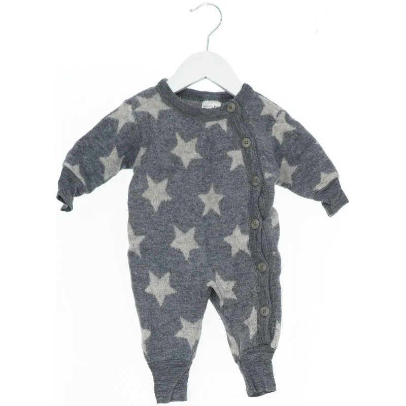 Babysparkedragt med stjernemønster fra Wish Kids (str. 62)